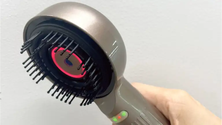 電動スカルプケアブラシ　スイッチを入れたところ